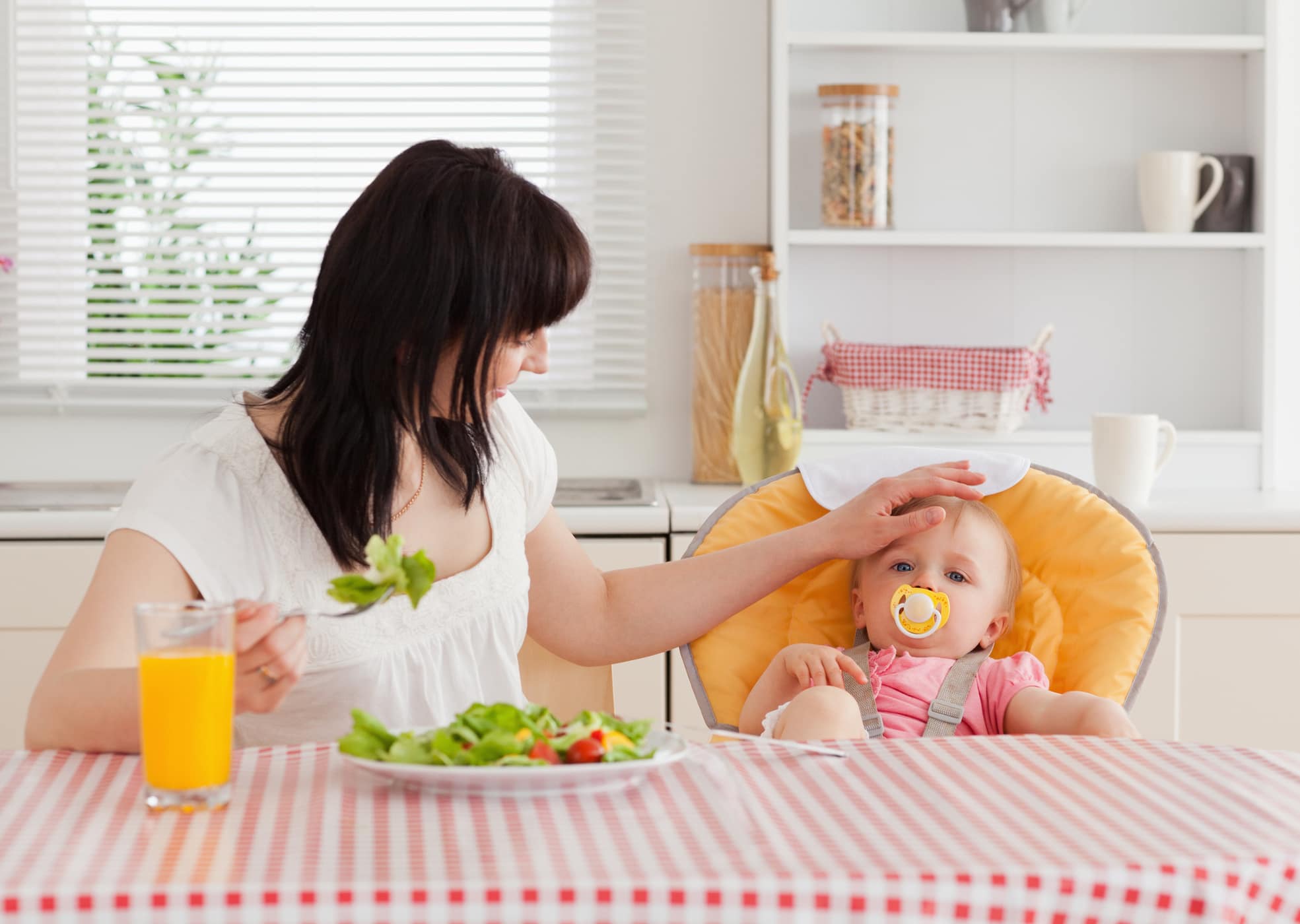 Bà đẻ uống nước cam